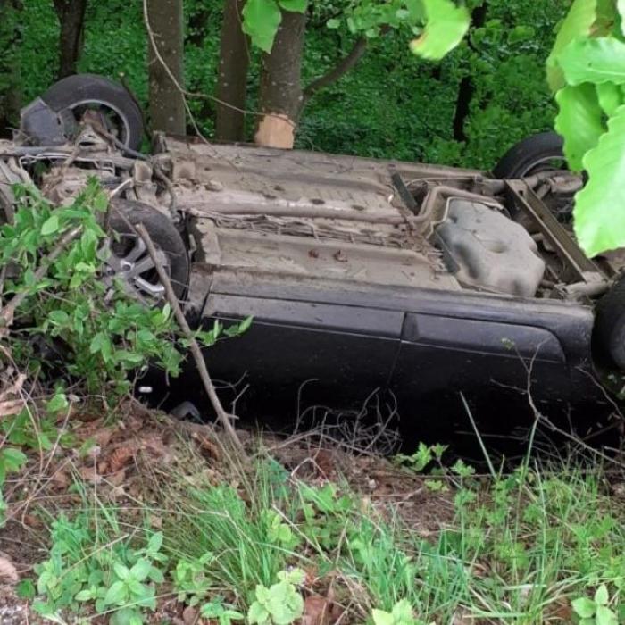 Accident rutier grav. O mașină cu cinci persoane s-a răsturnat în Bistrița