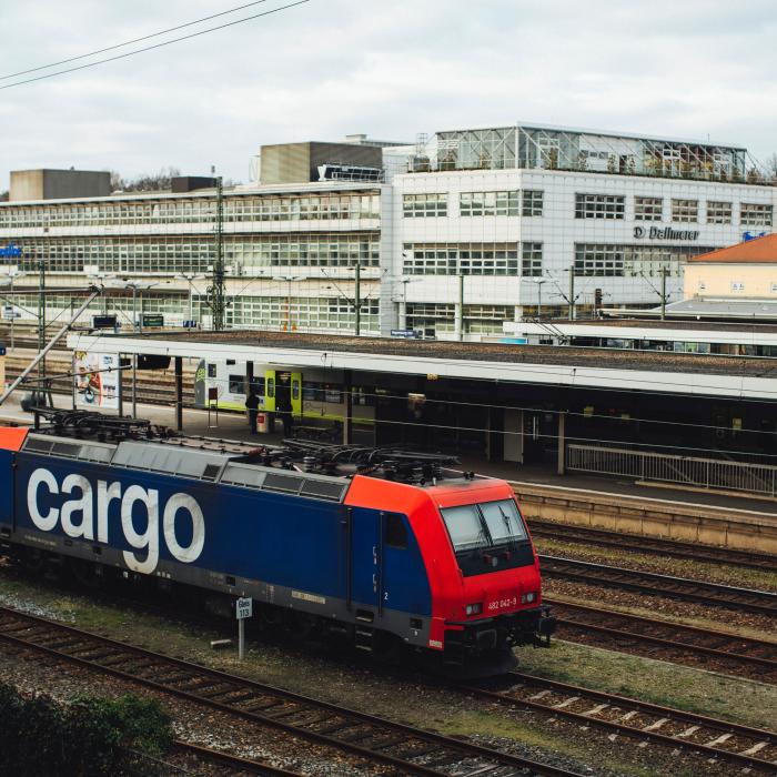 Două persoane au murit, după mașina în care se aflu a fost lovită de un tren la Miercurea Ciuc. Locomotiva a luat foc 