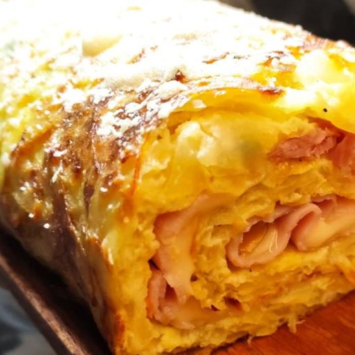 Rulou din cartofi umplut cu șuncă. Fără unt și fără făină. O gustare sățioasă, cu doar 200 de calorii. Ai nevoie neapărat de o răzătoare