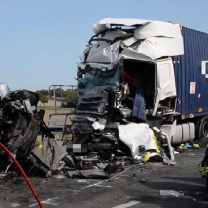 Germania. Patru români, morți în microbuzul care a fost strivit între două TIR-uri. Un conațional, acuzat de omucidere