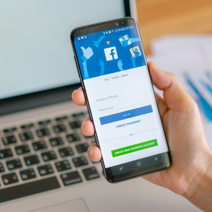Românii se plâng de purtarea „abuzivă” a Facebook-ului. Rețeaua a ajuns să șteargă postări și chiar conturi complet inocente