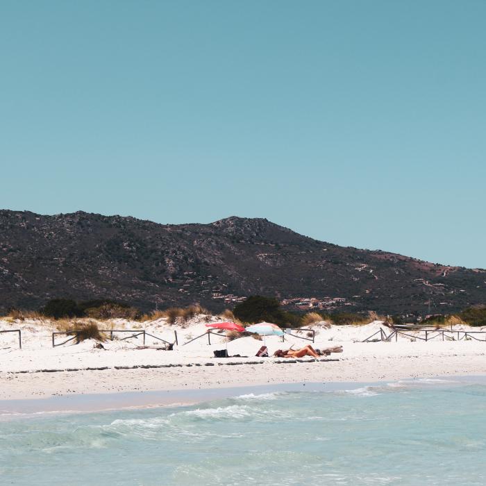 Tone de nisip furate de pe plajele din Sardinia. Amenzile se ridică până la 3000 de euro sau închisoare