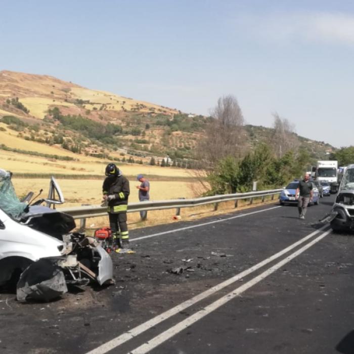 Microbuz plin cu români, accident grav în Italia. Sunt 9 răniți, iar o fată de 21 de ani a murit pe loc