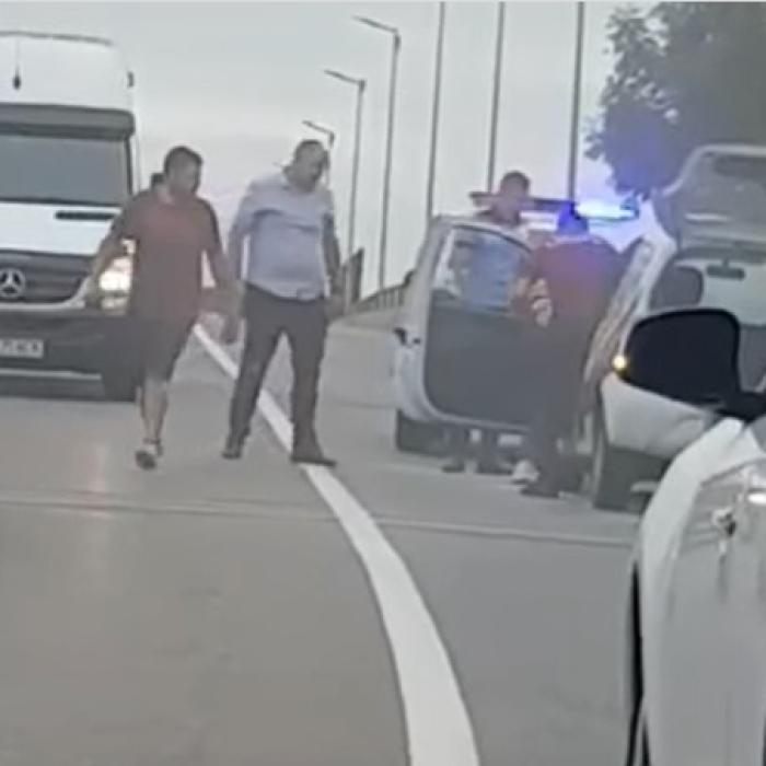 Șofer salvat de la moarte. Autoturismul în care se afla a luat foc în mers
