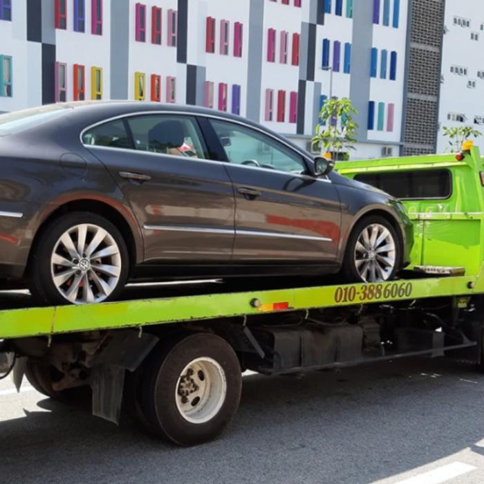 Germania. Samsarii români strică intenționat mașinile pentru a le cumpăra mai ieftin. O întreagă rețea descoperită de poliție 