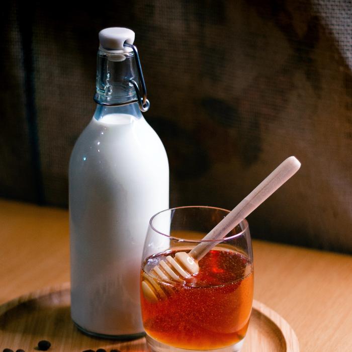 Amestecă lapte, miere și acest ingredient secret: Paradisul cosmetic pentru tenul tău, la îndemână în frigider