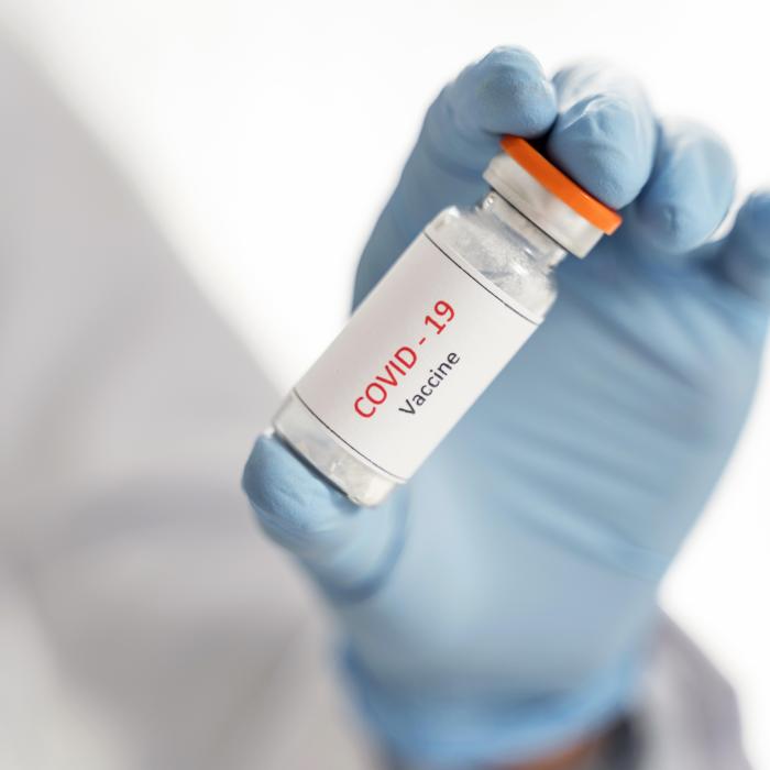 Fenomenul certificatelor false de vaccinare: „Cec în alb persoanelor care nu s-au vaccinat”