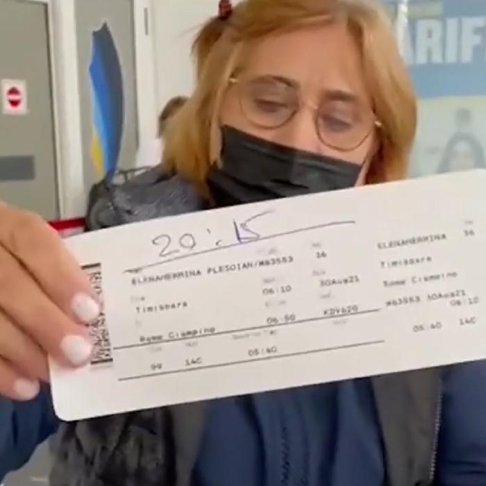 Zeci de români care trebuiau să plece în Italia, revoltați pe aeroportul din Timișoara. Li s-a transmis faptul că avionul s-a defectat