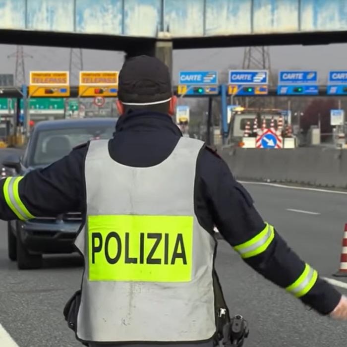 Italia. Microbuz cu români, blocat de polițiști. Ce au găsit în interior