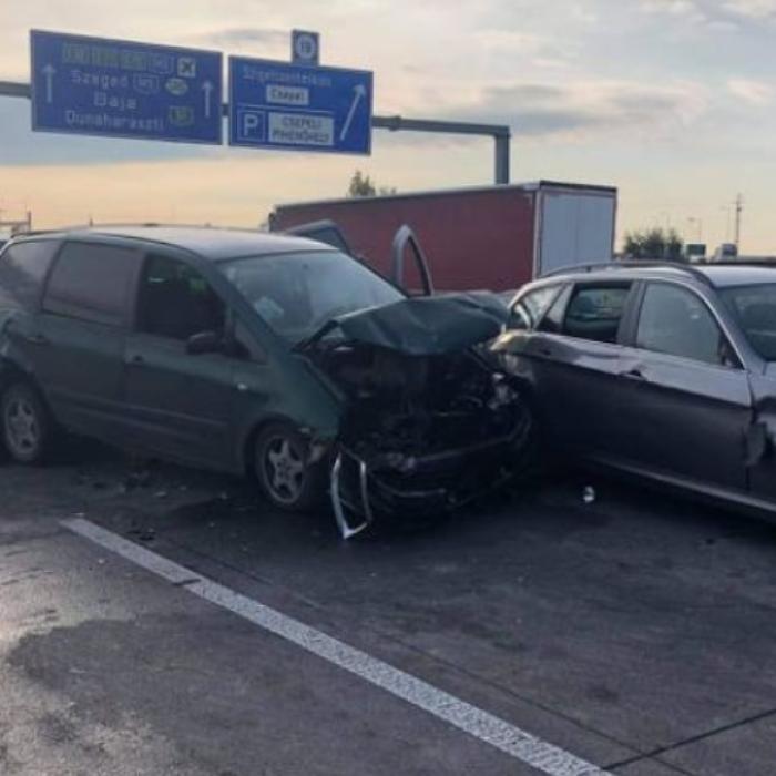 Ungaria. Români, traficanți de migranți, deconspirați după ce au provocat un accident pe autostradă cu un microbuz