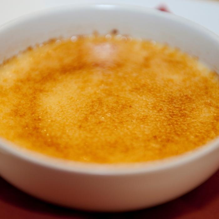 Creme brulee, rețeta originală din doar 4 ingrediente. Cel mai popular desert franțuzesc 
