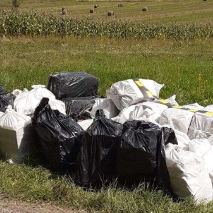 Saci, burdușiți cu marfă de contrabandă, abandonați lângă o pădure din Arad
