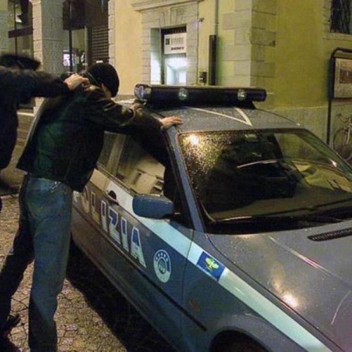 Italia. Un român l-a rănit pe managerul unui bar cu o sticlă, apoi a jefuit o mașină parcată