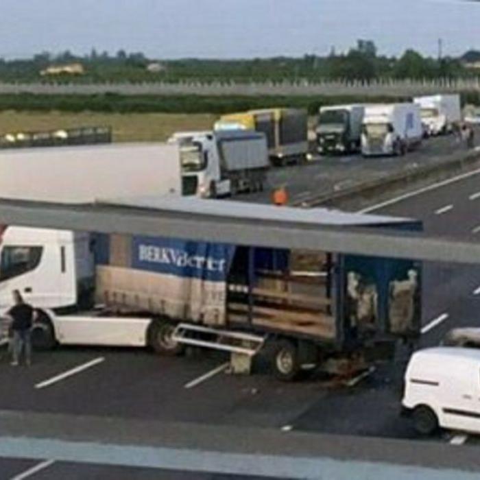 Tentativă de jaf pe autostrada A16 Napoli - Canosa. Hoții au blocat un TIR cu ajutorul unor mașini pe care le-au incendiat
