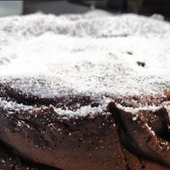 Tort savuros de ciocolată. Fără făină, fără unt și fără ulei. O felie are doar 120 de calorii