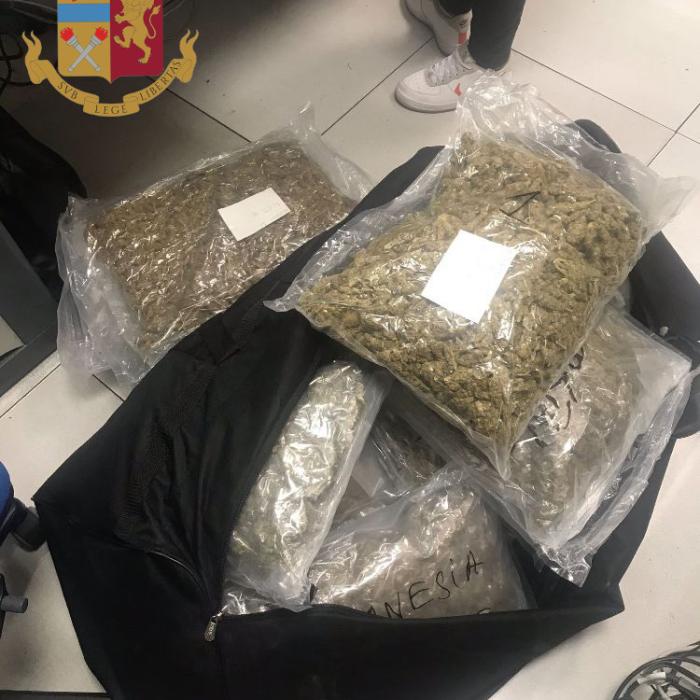 Doi traficanți de droguri au fost prinși în flagrant de poliția din Milano