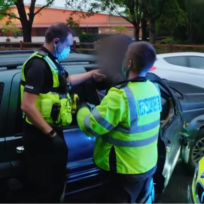 Anglia. Un român și-a sugrumat iubita într-o criză de gelozie, până a lăsat-o inconștientă. Femeia nu voia să-i arate ce are în telefon