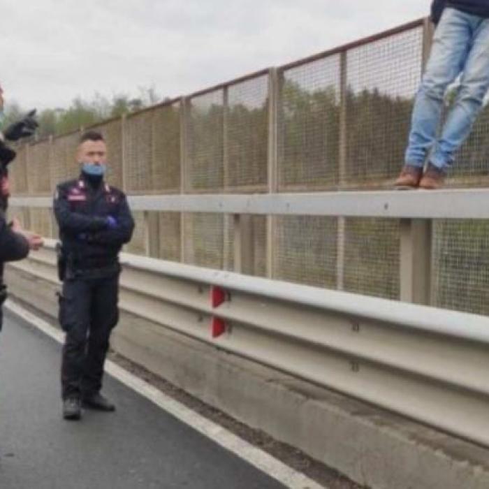 Italia. O româncă a încercat să se sinucidă, după ce serviciile sociale i-au luat copilul. Femeia, la un pas să se arunce pe un un pod  