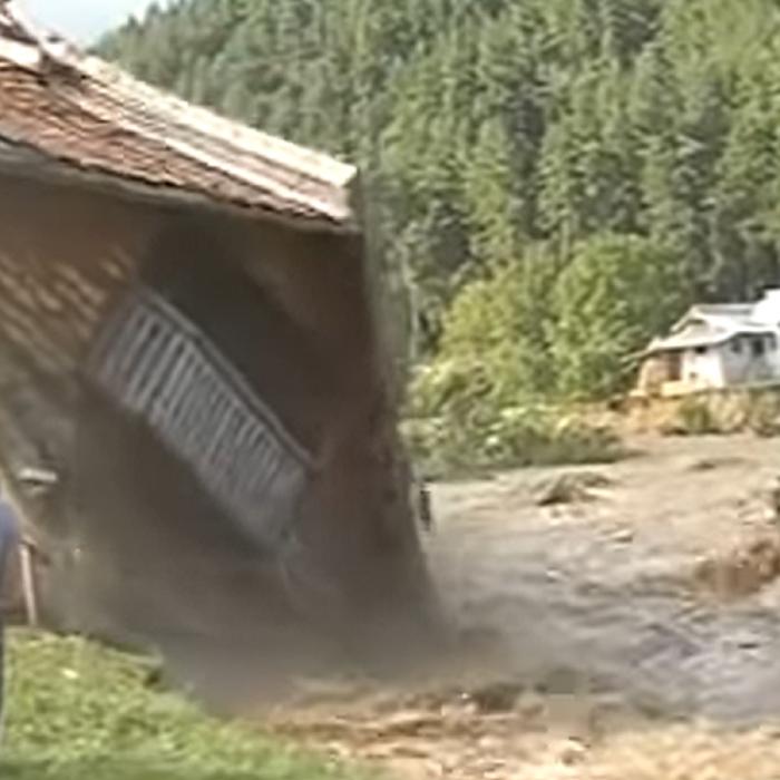 Vin banii pentru românii afectați de inundații. Iată câți bani vor primi și cum se vor face plățile