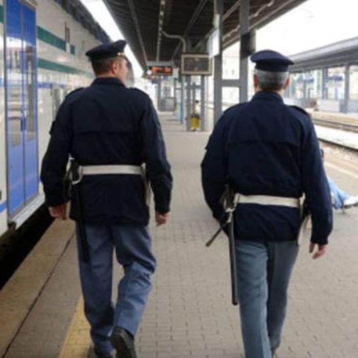 Italia. Român, escrocherie de proporții alături de iubită. Cum au reușit să se îmbogățească dându-se controlori ai serviciului public