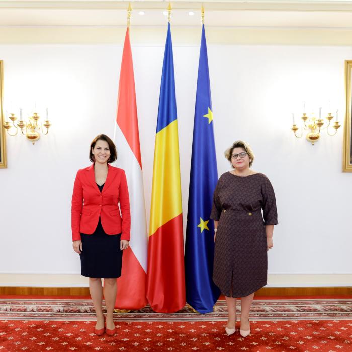 Ministrul federal Edtstadler în România: „Muncitorii români din sistemul de sănătate austriac trebuie să aibă cele mai bune condiții“