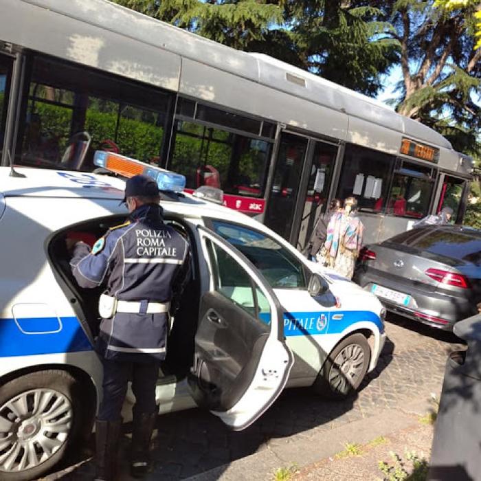 Italia. Român jefuit de propria soră, în plină stradă. Femeia a fost ajutată de o prietenă