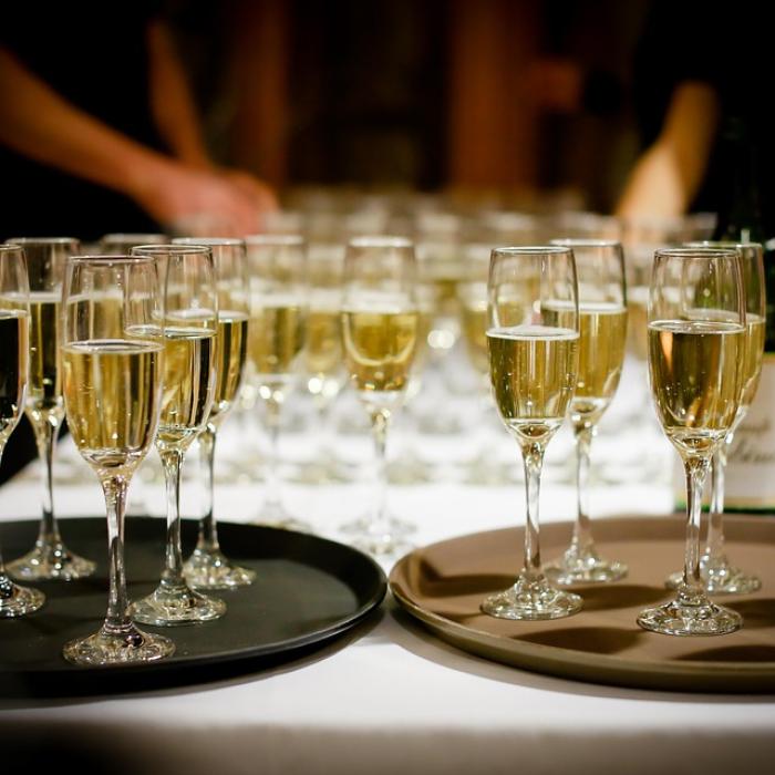 Taxa pe alcool s-ar putea dubla.  Românii,  în topul celor mai mari consumatori 