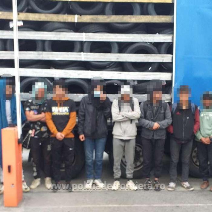 Zece afgani au fost prinși la Nădlac. Erau ascunși într-un TIR încărcat cu anvelope pentru Germania