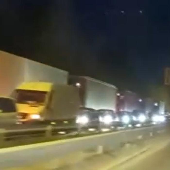 Cozi kilometrice la ieșirea din România. Cinci puncte de trecere a frontierei sunt aglomerate