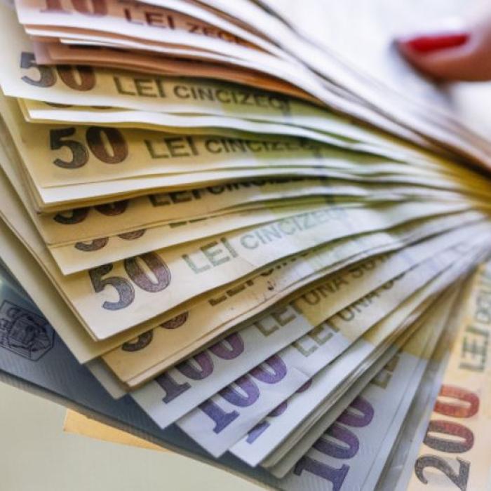 Pensionar român, jefuit de 23.000 de lei, de două femei, care i-au cerut un pahar cu apă