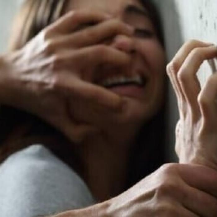 Minoră româncă, traficată pentru servicii sexuale plătite cu 50 de lei. Fata ar fi fost recrutată prin metoda ”lover-boy” 