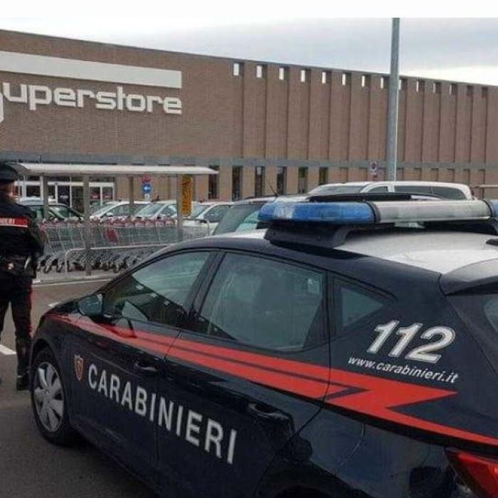 Italia. O româncă a golit raftul cu cosmetice. A pus în geantă produse de o mie de euro, dar a fost prinsă