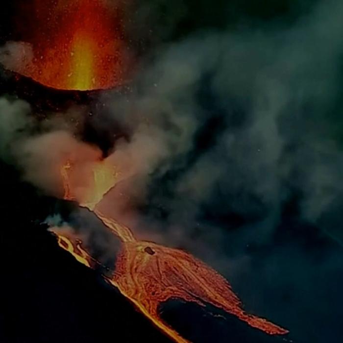 Coșmar fără sfârșit în Spania. Erupția vulcanului din La Palma, „mult mai agresivă”. 20 de cutremure și două noi fisuri lângă crater
