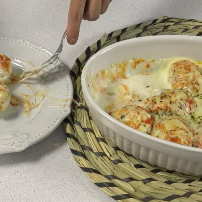 Ouă umplute cu carne tocată la cuptor. O rețetă cremoasă și delicioasă, ideală pentru un prânz rapid
