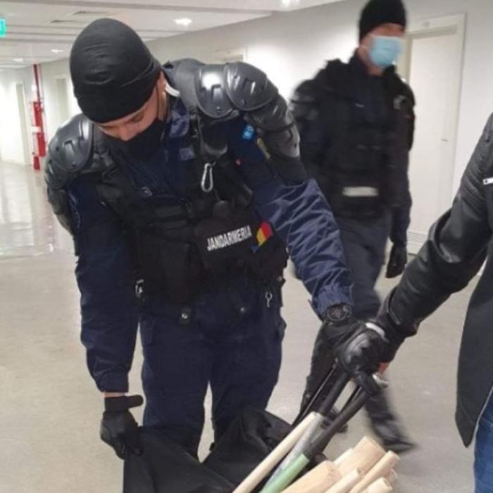 Un suporter al FCU Craiova a murit pe stadion. Jandarmii au confiscat mai multe bâte și petarde