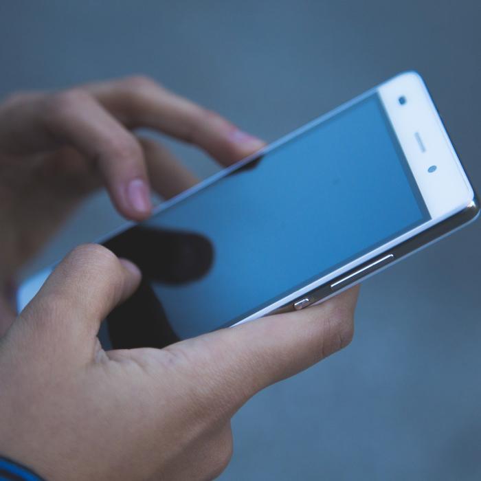 Un român a sunat la 112 pentru că nu mergea Facebook-ul. Bărbatul era supărat că nu poate vorbi cu soția sa
