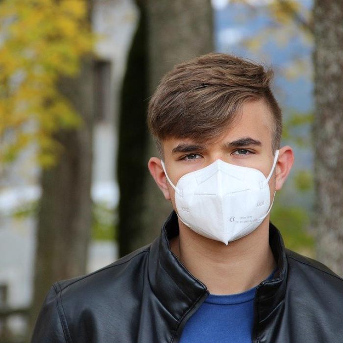 Masca devine obligatorie în București, în toate spațiile publice, închise sau deschise