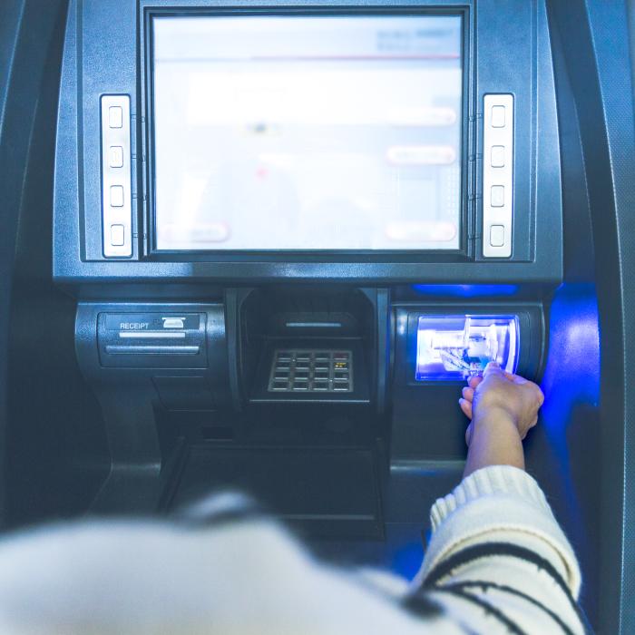 Ce a făcut un bărbat din Alba când a găsit, pe o stradă, un card bancar. Polițiștii l-au reținut imediat