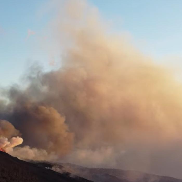 Zboruri perturbate în Tenerife: Norul de cenuşă emanat de vulcanul Cumbre Vieja a înrăutățit condițiile traficului aerian