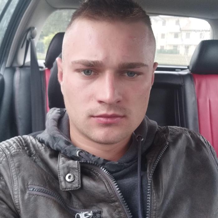 Italia. El este Cătălin, românul de doar 22 de ani care a murit astăzi, la volanul unui BMW. Motorul mașinii, găsit la câțiva metri distanță