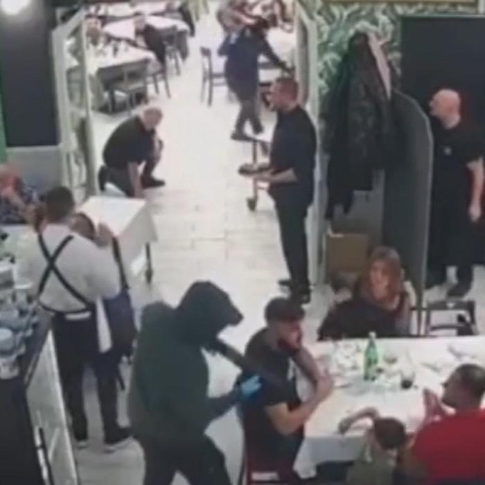 Italia. Familii cu copii, atacate de indivizi cu Kalașnikov, într-o pizzerie: „S-ar fi putut transforma într-un masacru! Monștri fără scrupule”- VIDEO