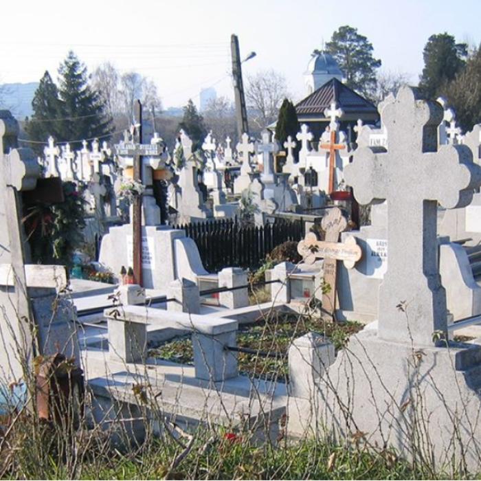 Botoșani, Lombardia României: Primaria a închiriat un excavator pentru a săpa gropile morților de COVID