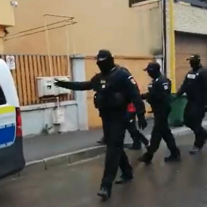 Percheziții într-un dosar privind obţinerea unor certificate false de vaccinare anti-COVID. 40 de români, duși la audieri