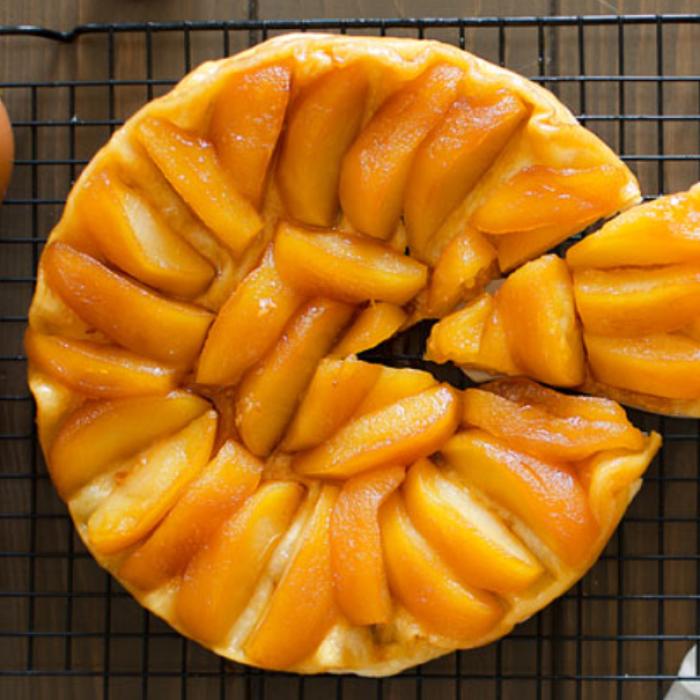 Tartă franțuzească cu mere (Tarte Tatin). Desertul inventat din greșeală și iubit în toată lumea