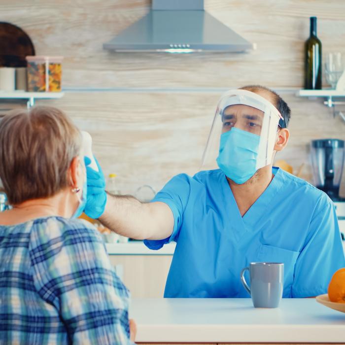 Italia. Badantele fără Green Pass trebuie să plece din casele pensionarilor pe care îi îngrijesc. Precizări de la Guvern