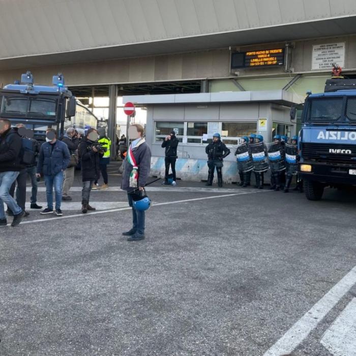 Proteste violente împotriva Certificatului Verde: Ciocniri între manifestanți şi forţele de ordine în Portul italian Trieste
