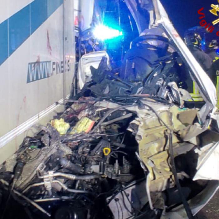 Italia. Microbuz cu români, accident cumplit pe A4. O conațională de 19 ani a murit pe loc