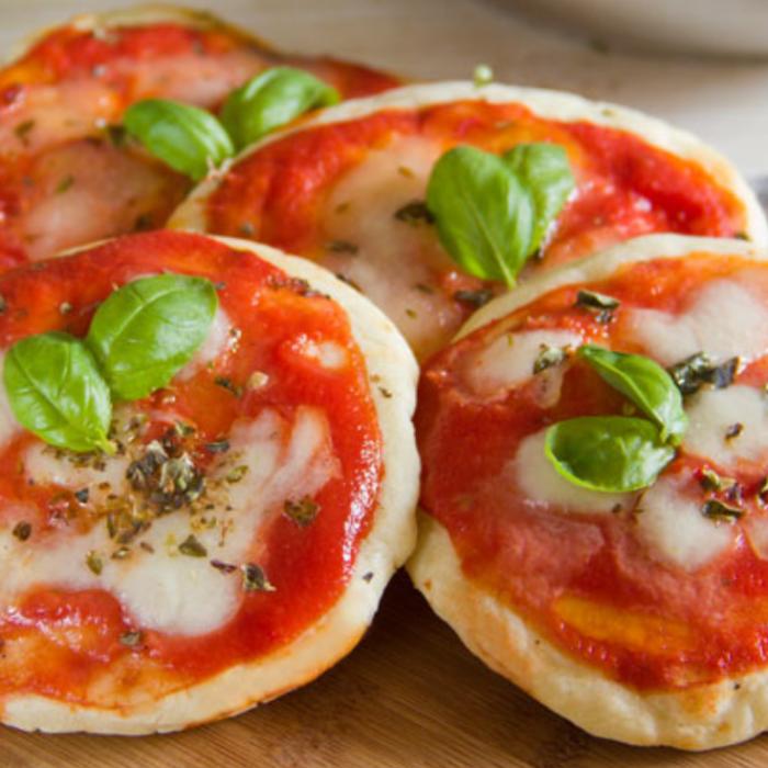 Mini pizza la tigaie, rețeta rapidă. Gustarea perfectă atunci când ai musafiri