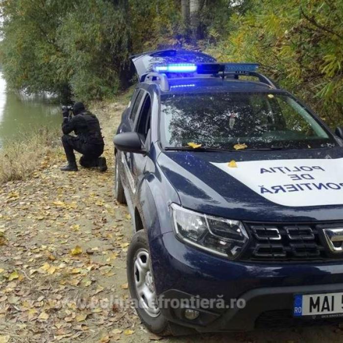 Opt persoane, la un pas de moarte. Migranții au fost scoşi din apele Dunării de poliţiştii de frontieră 