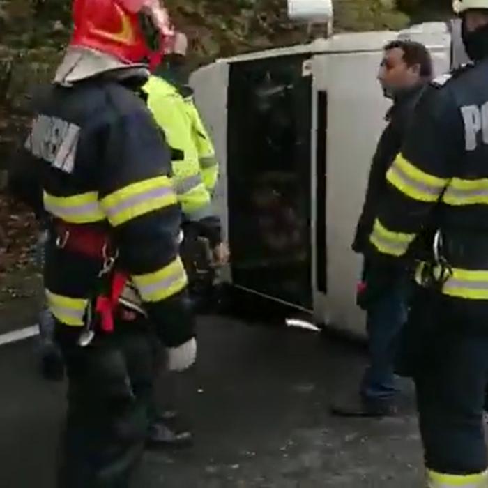 Microbuz răsturnat în județul Cluj: Șase persoane, între care și minori, transportate la spital (VIDEO)